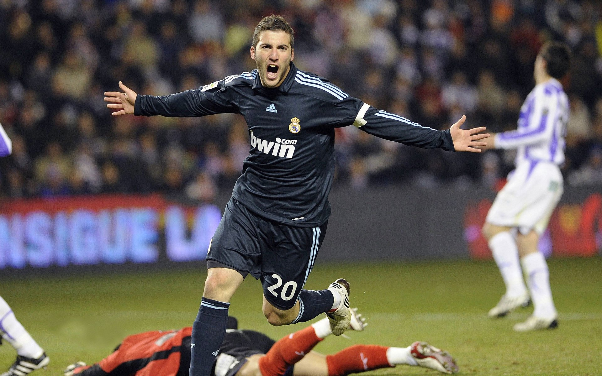 莱比锡红牛收割贝蒂斯背后，卢卡库在英超争冠中接管比赛